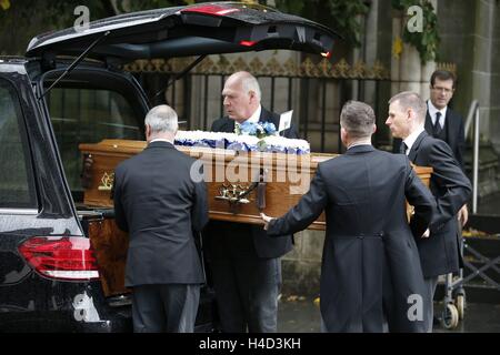 Le cercueil de serviette Mike boxer arrive pour les funérailles au St Andrew's Cathedral, Dundee. Banque D'Images