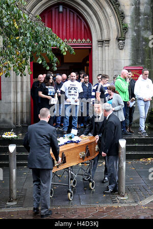 Le cercueil de serviette Mike boxer arrive pour les funérailles au St Andrew's Cathedral, Dundee. Banque D'Images