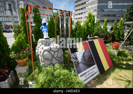 L'illustration montre une présentation d'un costume pour le cadeau Bruxelles' 'Manneken Pis' statue, sur le quatrième jour d'une visite d'état au Japon des Royals belge, le jeudi 13 octobre 2016, à Nagoya, au Japon. Piscine PHOTO BELGA CHRISTOPHE LICOPPE Banque D'Images