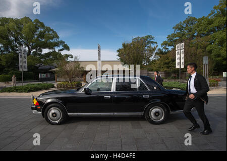 L'illustration montre une présentation d'un costume pour le cadeau Bruxelles' 'Manneken Pis' statue, sur le quatrième jour d'une visite d'état au Japon des Royals belge, le jeudi 13 octobre 2016, à Nagoya, au Japon. Piscine PHOTO BELGA CHRISTOPHE LICOPPE Banque D'Images