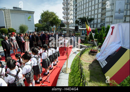 L'illustration montre une présentation d'un costume pour le cadeau Bruxelles' 'Manneken Pis' statue, sur le quatrième jour d'une visite d'état au Japon des Royals belge, le jeudi 13 octobre 2016, à Nagoya, au Japon. Piscine PHOTO BELGA CHRISTOPHE LICOPPE Banque D'Images