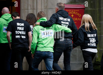 En deuil arrivent pour les funérailles de Mike boxer serviette à St Andrew's Cathedral, Dundee. Banque D'Images