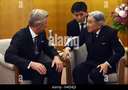 Le roi Philippe - Filip de la Belgique et de l'empereur japonais Akihito en photo après le concert belge officielle sur le quatrième jour d'une visite d'état au Japon des Royals belge, le jeudi 13 octobre 2016, à Tokyo, Japon. BELGA PHOTO ERIC LALMAND Banque D'Images