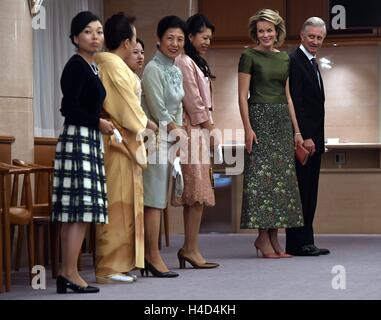 Le roi Philippe - Filip de Belgique et la Reine Mathilde de Belgique en photo lors de la journée officielle de concert belge sur quatre d'une visite d'état au Japon des Royals belge, le jeudi 13 octobre 2016, à Tokyo, Japon. BELGA PHOTO ERIC LALMAND Banque D'Images