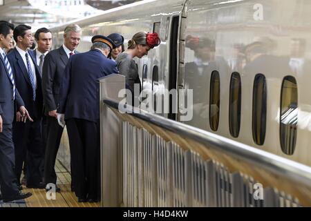Le roi Philippe - Filip de Belgique et la Reine Mathilde de Belgique en photo pendant leur voyage dans le train shinkanzen à Nagoya sur quatre jours d'une visite d'état au Japon des Royals belge, le jeudi 13 octobre 2016, à Nagoya, au Japon. Piscine PHOTO BELGA FRED SIERAKOWSKI Banque D'Images