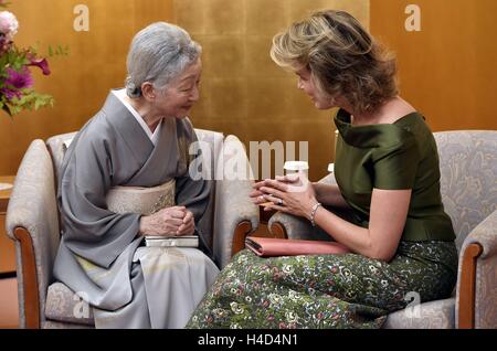 L'Impératrice Michiko du Japon et de la Reine Mathilde de Belgique sur la photo après le concert belge officielle sur le quatrième jour d'une visite d'état au Japon des Royals belge, le jeudi 13 octobre 2016, à Tokyo, Japon. BELGA PHOTO ERIC LALMAND Banque D'Images