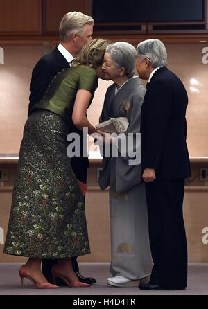 Le roi Philippe - Filip de Belgique, la Reine Mathilde de Belgique, l'Impératrice Michiko du Japon et l'empereur Akihito du Japon sur la photo lors de la journée officielle de concert belge sur quatre d'une visite d'état au Japon des Royals belge, le jeudi 13 octobre 2016, à Tokyo, Japon. BELGA PHOTO ERIC LALMAND Banque D'Images