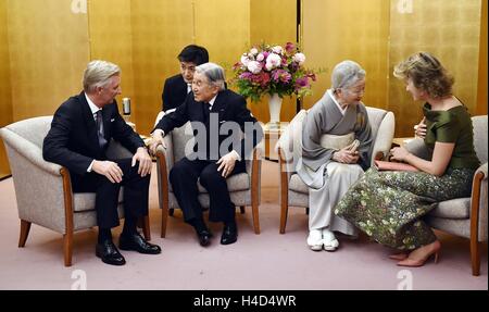 Le roi Philippe - Filip de la Belgique, l'empereur japonais Akihito, l'Impératrice Michiko du Japon et de la Reine Mathilde de Belgique sur la photo après le concert belge officielle sur le quatrième jour d'une visite d'état au Japon des Royals belge, le jeudi 13 octobre 2016, à Tokyo, Japon. BELGA PHOTO ERIC LALMAND Banque D'Images