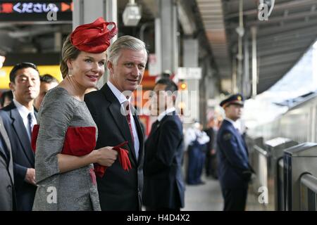 Le roi Philippe - Filip de Belgique en photo pendant leur voyage dans le train shinkanzen à Nagoya sur quatre jours d'une visite d'état au Japon des Royals belge, le jeudi 13 octobre 2016, à Nagoya, au Japon. Piscine PHOTO BELGA FRED SIERAKOWSKI Banque D'Images