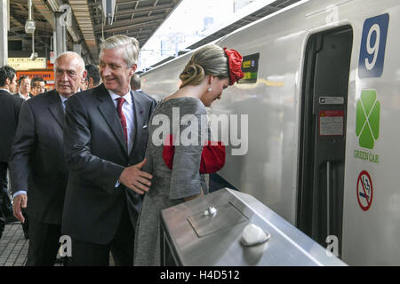 Le roi Philippe - Filip de Belgique et la Reine Mathilde de Belgique en photo pendant leur voyage dans le train shinkanzen à Nagoya sur quatre jours d'une visite d'état au Japon des Royals belge, le jeudi 13 octobre 2016, à Nagoya, au Japon. Piscine PHOTO BELGA FRED SIERAKOWSKI Banque D'Images