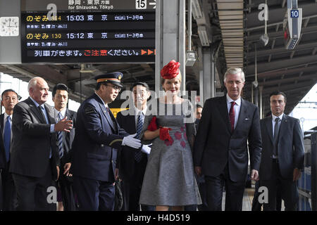 Le roi Philippe - Filip de Belgique en photo pendant leur voyage dans le train shinkanzen à Nagoya sur quatre jours d'une visite d'état au Japon des Royals belge, le jeudi 13 octobre 2016, à Nagoya, au Japon. Piscine PHOTO BELGA FRED SIERAKOWSKI Banque D'Images