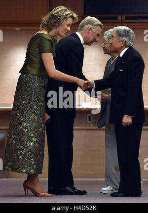 Le roi Philippe - Filip de Belgique, la Reine Mathilde de Belgique, l'empereur japonais Akihito et l'Impératrice Michiko du Japon sur la photo lors de la journée officielle de concert belge sur quatre d'une visite d'état au Japon des Royals belge, le jeudi 13 octobre 2016, à Tokyo, Japon. BELGA PHOTO ERIC LALMAND Banque D'Images