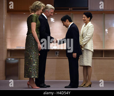 Le roi Philippe - Filip de Belgique, la Reine Mathilde de Belgique, Prince héritier Naruhito japonais et japonais de la Princesse Masako photographié pendant les quatre jours de concert belge d'une visite d'état au Japon des Royals belge, le jeudi 13 octobre 2016, à Tokyo, Japon. BELGA PHOTO ERIC LALMAND Banque D'Images