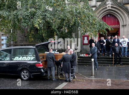 Le cercueil de serviette Mike boxer arrive pour les funérailles au St Andrew's Cathedral, Dundee. Banque D'Images