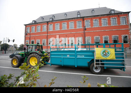 L'illustration montre un FUGEA, fédération des éleveurs et agriculteurs l'action en amont d'une session plénière du Parlement Wallon à Namur, le vendredi 14 octobre 2016. BELGA PHOTO : BRUNO FAHY Banque D'Images