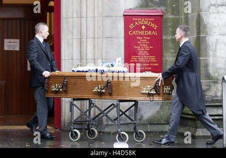 Le cercueil de serviette Mike boxer arrive pour les funérailles au St Andrew's Cathedral, Dundee. Banque D'Images