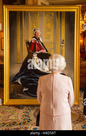 La reine Elizabeth II, un portrait d'elle-même vues par l'artiste anglais Henry Ward, marquant six décennies de patronage à la Croix-Rouge britannique, qui a été dévoilé au château de Windsor dans le Berkshire. Banque D'Images