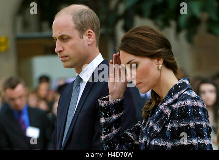 Le duc et la duchesse de Cambridge, assister à une cérémonie de pavage en pierre récipiendaires de la Croix de Victoria au cénotaphe de Manchester au cours d'une journée de combats dans la région de Manchester. Banque D'Images