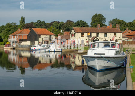 Rivière Bure et Rising Sun Inn, Coltishall, Norfolk, Angleterre Banque D'Images