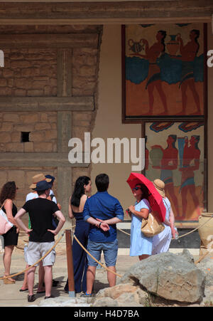 Crète, Knossos, le palais Minoer, les visiteurs devant le navire transporteur fresque dans l'Südpropylon, reconstruction, touristes, Banque D'Images