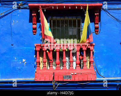 Colombie République, Bolivar, ville Cartagena de Indias, mur bleu rouge avec balcon, façade, drapeaux Banque D'Images