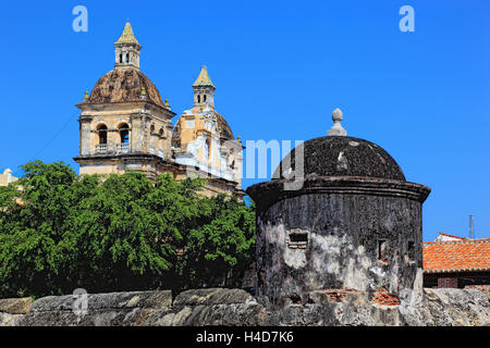 Colombie République, Bolivar, ville Cartagena de Indias, Iglesia de San Pedro Claver dans la vieille ville historique et de la vieille ville de mur de défense Banque D'Images