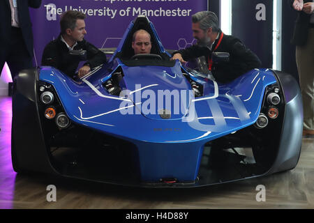 Le duc de Cambridge est assis dans une voiture bac d'une valeur de £180,000 à l'Institut national de recherche Graphène pendant une journée d'engagements à Manchester. Banque D'Images