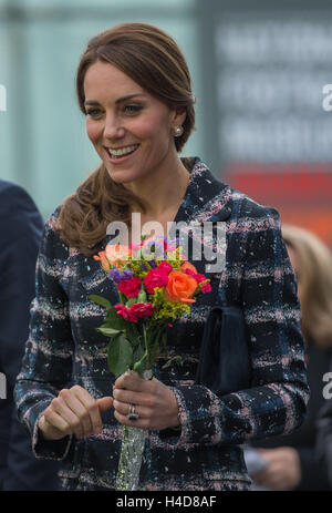 La duchesse de Cambridge est donné comme elle fleurs visite le Musée National du Football au cours d'une journée de combats dans la région de Manchester. Banque D'Images