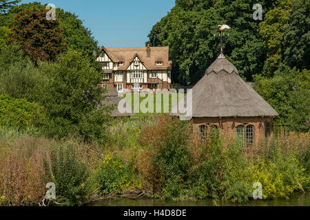 Hôtel particulier de chaume sur la rivière Bure, Horning, Norfolk, Angleterre Banque D'Images