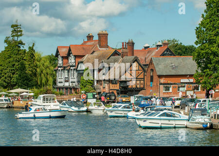 Rivière Bure et Swan Inn, Horning, Norfolk, Angleterre Banque D'Images