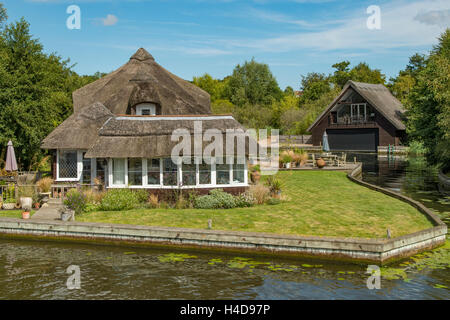 Riverside Cottage de chaume, Horning, Norfolk, Angleterre Banque D'Images