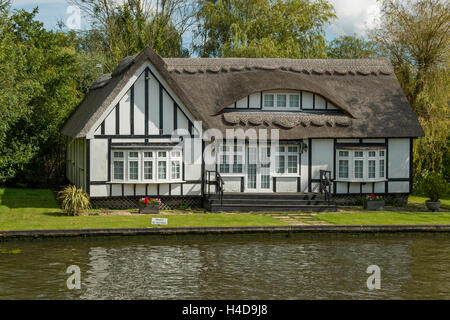 Riverside Cottage de chaume, Horning, Norfolk, Angleterre Banque D'Images