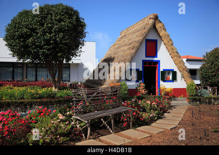 Madère, l'île de Santana, historique, petite maison traditionnelle typique de pays, Santanahaus, Casa de Colmo Banque D'Images