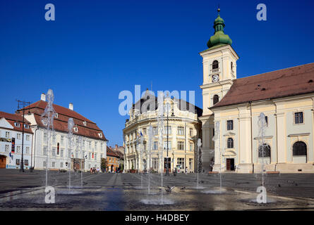 Le Palais Brukenthal, sur la gauche. L'hôtel de ville, l'église catholique, dans la garnison de grande couronne, Piata Mare, Sibiu, Roumanie Banque D'Images