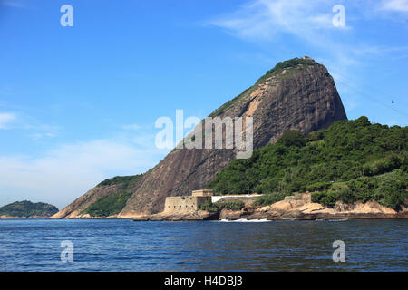 Vue sur le pain de sucre le nord, de la baie de Guanabara, Rio de Janeiro, Brésil, pour le pain de sucre en provenance du sud, de la plage Praia Vermelha de vu, Brésil Banque D'Images