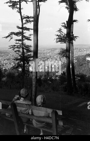 Wanderer genießen den Blick über Stuttgart, Deutschland 1930 er Jahre. Les randonneurs profitez de la vue sur Stuttgart, Allemagne 1930. Banque D'Images
