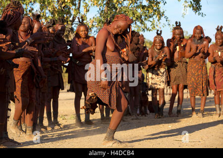 Un groupe de personnes non identifiées Himba effectuer la danse traditionnelle dans leur village près d'Opuwo ville en Namibie, Afrique du Sud Banque D'Images