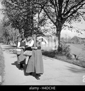 Frauen auf dem Weg zum Markt im Schwarzwald, Deutschland 1930er Jahre. Les femmes sur leur chemin vers le marché, l'Allemagne des années 1930. Banque D'Images