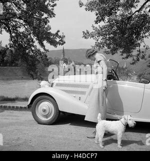 Mit dem Mercedes Benz unterwegs nach Neckargemünd bei Heidelberg, Deutschland 1930 er Jahre. Aller à Neckargemuend par Mercedes Benz voiture près de Heidelberg, Allemagne 1930. Banque D'Images