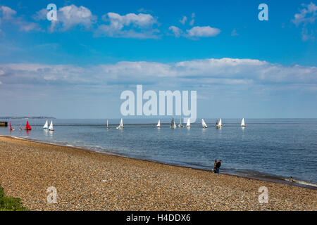 La plage de Hampton, dériveurs avec en arrière-plan, Herne Bay, Kent, UK Banque D'Images