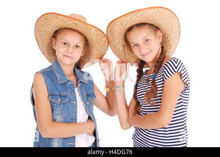 Deux jolies filles de douze ans portant un grand chapeau de paille disquette isolated on white Banque D'Images