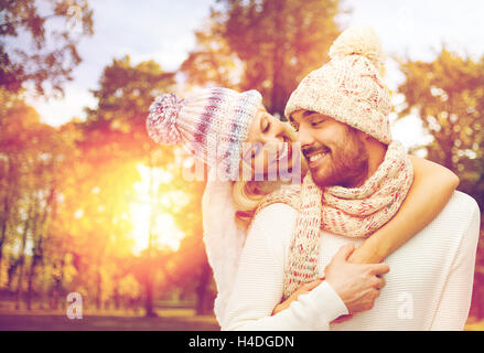 Couple heureux dans des vêtements chauds au cours de l'automne Banque D'Images