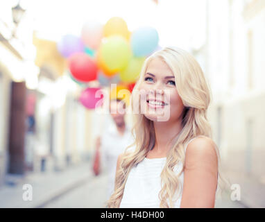 Couple avec ballons colorés Banque D'Images
