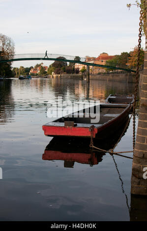 Bateau sur le pont à côté de la Tamise Banque D'Images