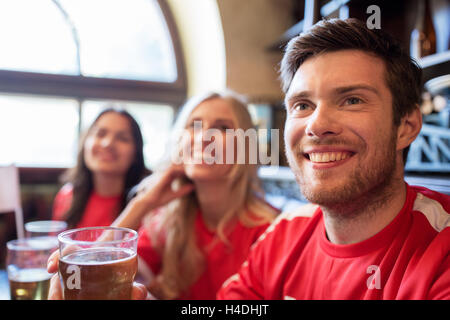 Fans ou amis regarder le football chez sport bar Banque D'Images