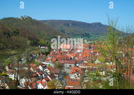 Allemagne, Bade-Wurtemberg, baignoire Urach, de l'orient, verrou, St. Amanduskirche, ville, à gauche les ruines du château Hohenurach Banque D'Images