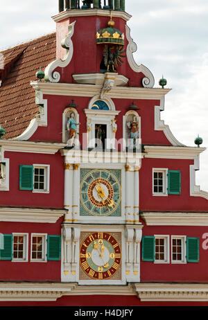 Allemagne, Bade-Wurtemberg, Esslingen sur le Neckar, l'ancien hôtel de ville, avec l'horloge astronomique à pignon Renaissance 1589, vous est le plus vieux smith-fer à repasser réveil avec boîte de vitesses astronomiques en Allemagne qui fonctionne comme à l'époque médiévale avec l'aide des poids et p Banque D'Images