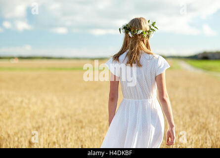 Happy young woman en fleurs gerbe au champ de céréales Banque D'Images