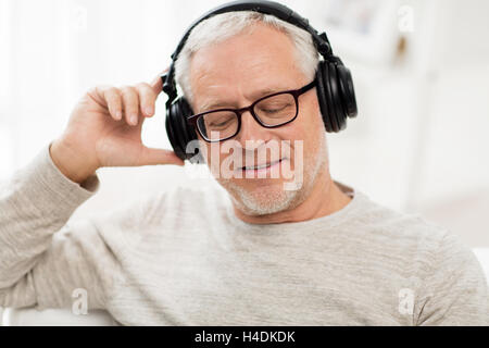 Heureux l'homme à l'écoute de musique au casque home Banque D'Images