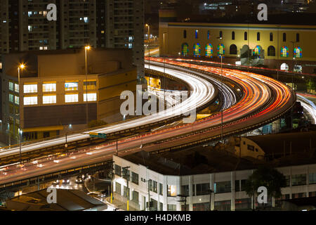 Une longue exposition shot montre de voiture sentiers dans le Viaduto do Glicerio Glicerio (viaduc) ou Viaduto Do (Leste-Oeste Viaduc Est-ouest) de nuit à Sao Paulo Banque D'Images